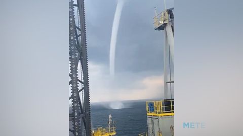 Espetacular tromba marinha em Ras Laffan, Catar