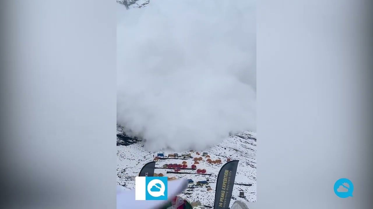 Una terrificante valanga di neve distrugge il campo base del Manaslu, in Nepal