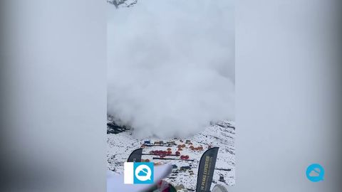Een angstaanjagende sneeuwlawine heeft het basiskamp van Manaslu, India ge barricadeerd