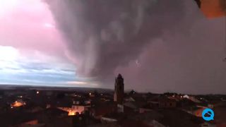 Espectacular línea de turbonada en el noreste de España