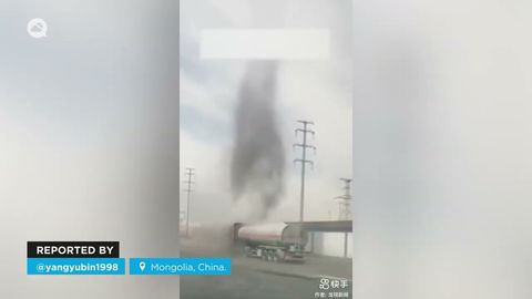 Um caminhão desfaz uma tempestade de poeira na Mongólia, China