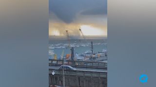 Spectaculaire waterhoos in Salerno, Italië