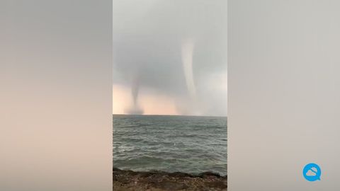 Espectacular doble manga marina en Jizán, Arabia Saudita