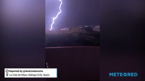 Impactante rayo en la provincia de Málaga, España