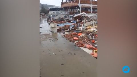 Decenas de barcos destrozados por el viento en Ayvalık, Turquía