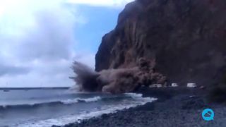 Spectaculaire éboulement sur une falaise à La Gomera, Îles Canaries