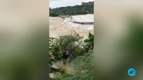 In Indien stürzte eine Brücke aufgrund der starken Wasserströmung eines überlaufenden Flusses ein.
