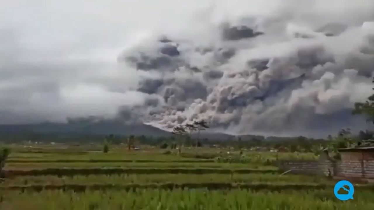 El Volcán Semeru entró en erupción en Indonesia