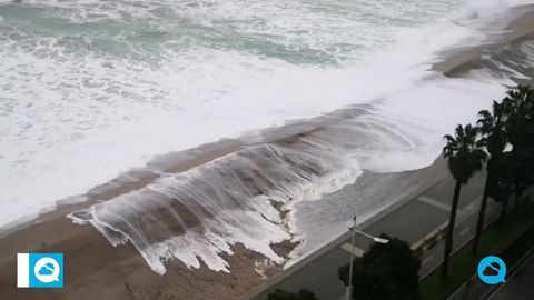 Las grandes olas llegaron hasta el paseo marítimo de La Coruña, España