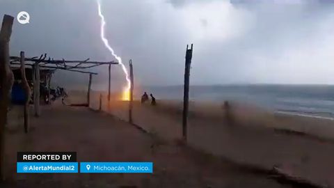 Erschreckende Bilder eines Blitzeinschlags in Michoacán, Mexiko.