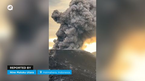 Spektakulärer Ausbruch des Vulkans Mount Ibu, Indonesien