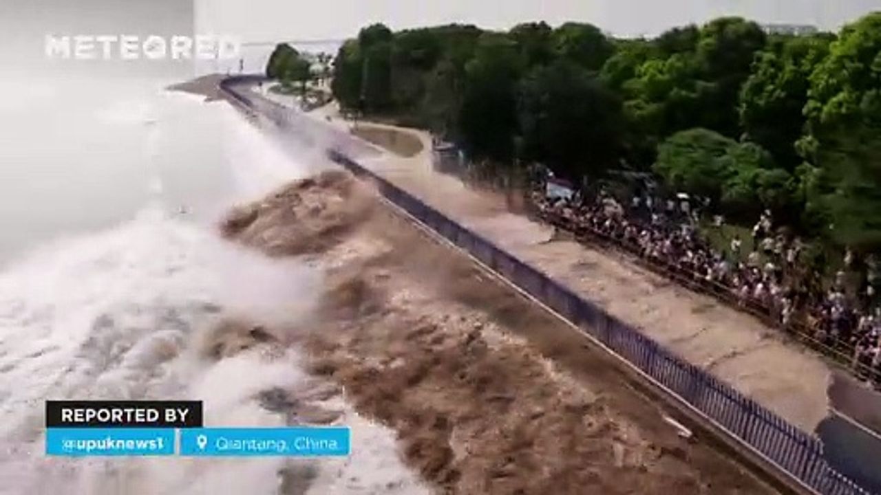 Beeindruckender Wellengang bei einlaufender Flut in Qiantang, China.