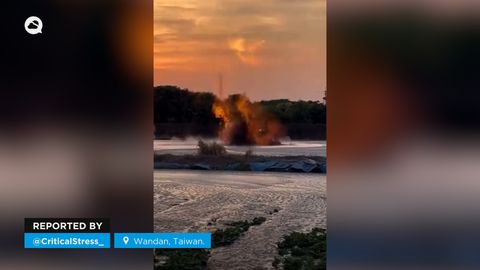Impresionante erupción de un volcán de lodo en Wandan, Taiwan.