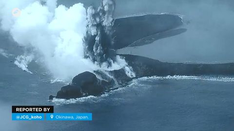 Impresionante erupción del volcán Iwo-Jima de Okinawa, Japón.