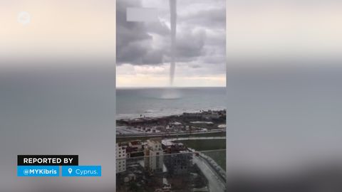 Impresionante manga marina en el noreste de Chipre.