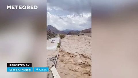Terribles inundaciones en Wadi al-Jizzi, Omán.