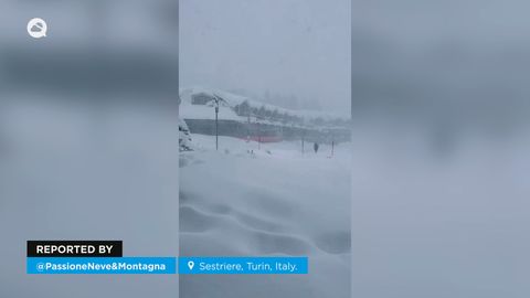 Impresionantes tormenta de nieve en Sastriere, Italia