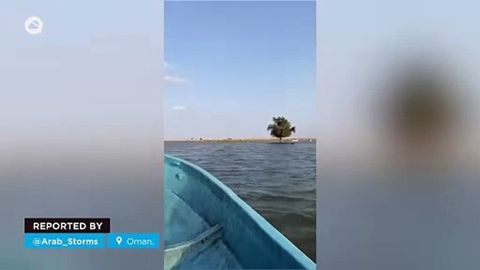 Aparecen grandes lagos tras las lluvias en el desierto de Omán