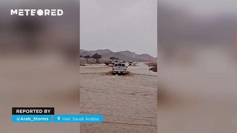 Potentes inundaciones en el desierto en Hail, Arabia Saudí.