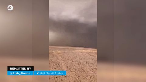 Tormentas muy violentas dejan fuertes lluvias y granizada en Arabia Saudí