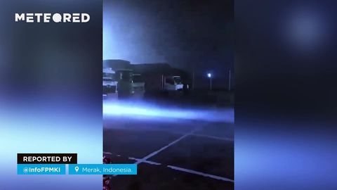 Vientos huracanados y lluvias intensas en el puerto de Merak, Indonesia.