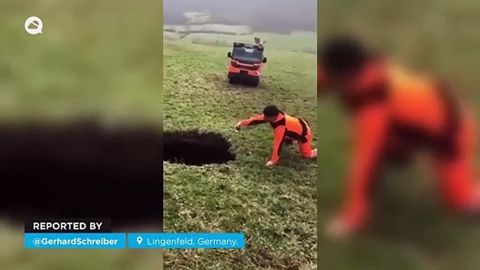 Un profundo agujero aparece repentinamente en un campo de Lingenfeld, Alemania