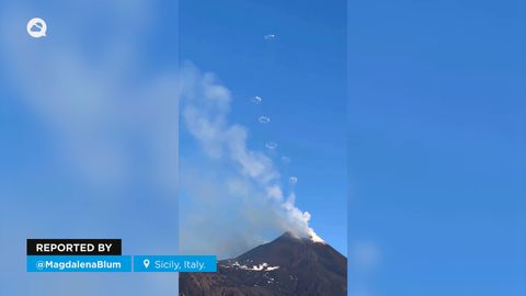 Impresionantes anillos de humo en el volcán Etna, Italia