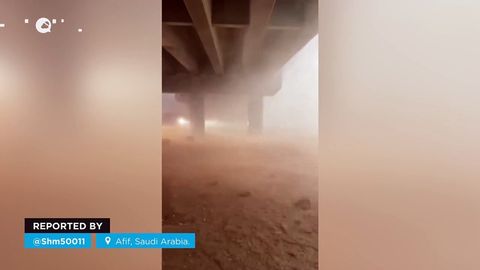 Las fuertes tormentas provocando graves inundaciones en Afif, Arabia Saudí