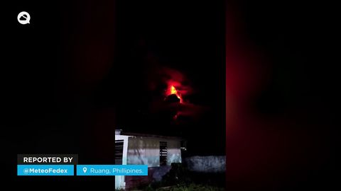 Impresionante erupción volcánica en Ruang, Filipinas