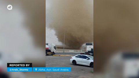 Un impresionante tornado provoca el caos en Abha, Arabia Saudí