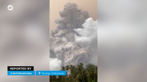 Impresionante erupción del volcán Ruang, Indonesia