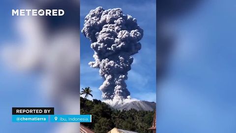 Impresionante erupción del volcán Ibu en Indonesia