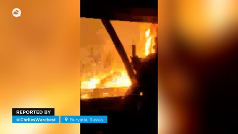 Impresionantes imágenes de un incendio forestal desde la cabina de un tren en Buryatia, Rusia.