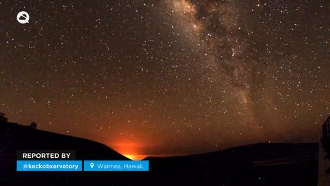 Hechizantes imágenes de la erupción del volcán Kilauea, Hawaii, con la Vía Láctea de fondo.