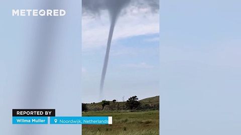 Potente tromba de agua cerca de la costa de Noordwijk, Países Bajos.