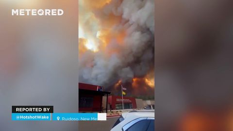Potentes incendios forestales provocan la evacuación total de Ruidoso, Nuevo México.