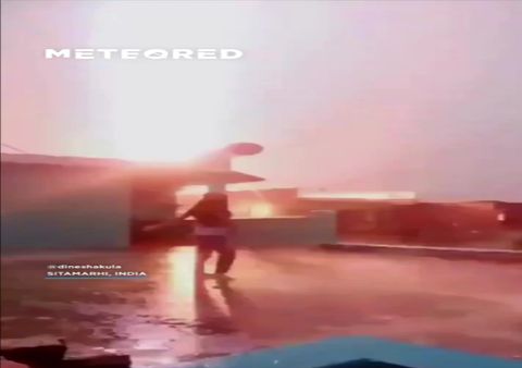 Un rayo impacta muy cerca de una niña en Sitamarhi, India