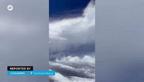 Los aviones cazahuracanes se adentran en el ojo del poderoso Huracán Beryl