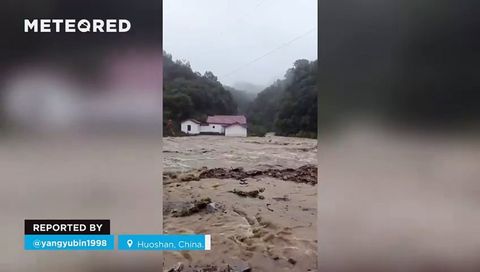 Las lluvias de los últimos días provocan potentes inundaciones en Huoshan, China.