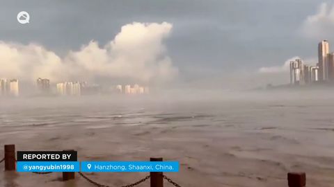 Impresionante crecida del río Han en Hanzhong (China) tras las lluvias torrenciales