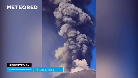 Impresionante erupción en el cráter Voragine del volcán Etna (Sicilia), Italia