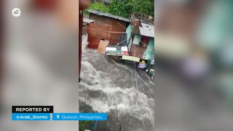 La llegada del Tifón Gaemi causa estragos en Quezon City, Filipinas.
