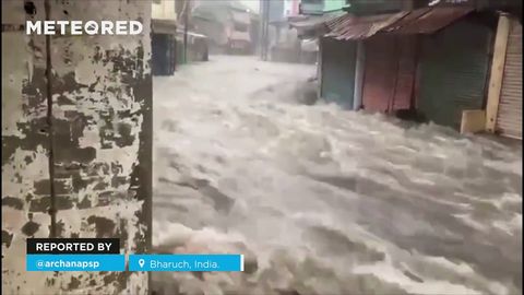 Las fuertes lluvias provocan importantes inundaciones en Bharuch, India.