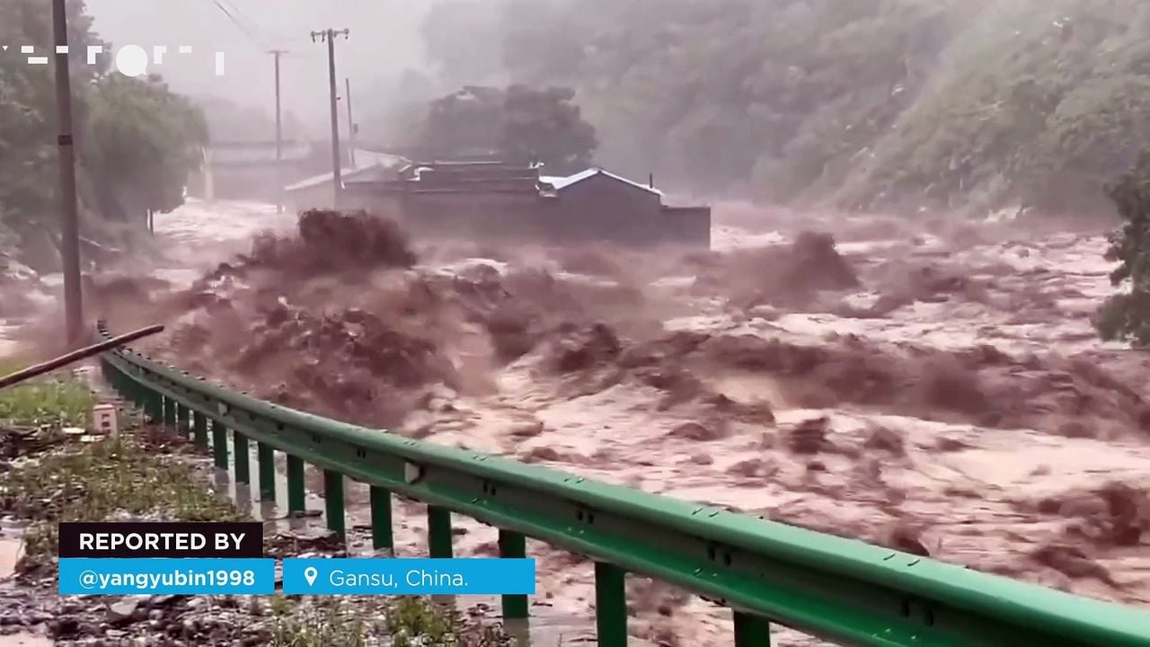 Inondazioni catastrofiche e grandi frane colpiscono Gansu, Cina