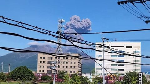 Impresionante erupción del volcán Sakurajima, Japón
