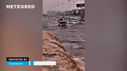 Las fuertes tormentas provocan graves inundaciones en el suroeste de Arabia Saudí