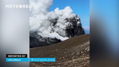 Impresionante erupción del volcán Ebeko en las Islas Kuriles, Rusia