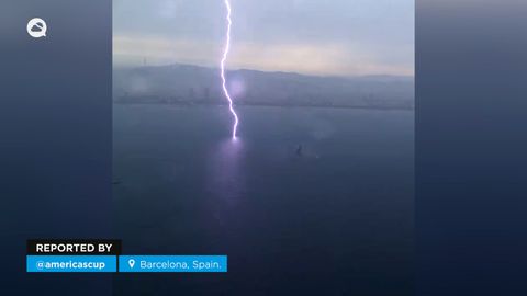 Un rayo cae junto a un barco en la Copa América en Barcelona, España 