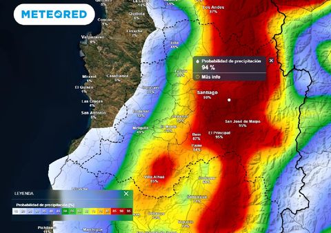 Baja segregada llega con chubascos a Santiago