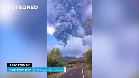 Impresionante emisión de nubes de cenizas por parte del volcán Lewotobi, Indonesia.
